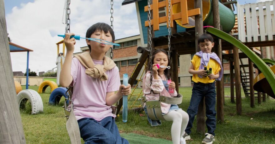 シャボン玉で遊ぶ子どもの様子