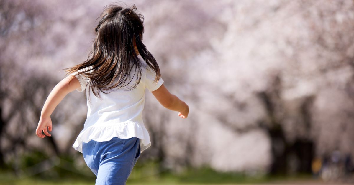 元気に走る子どもの様子