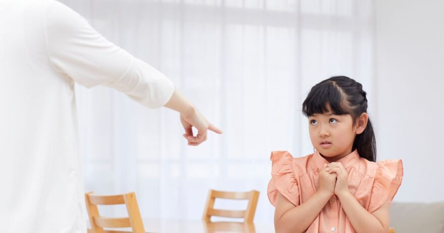 お母さんに叱られている女の子の様子