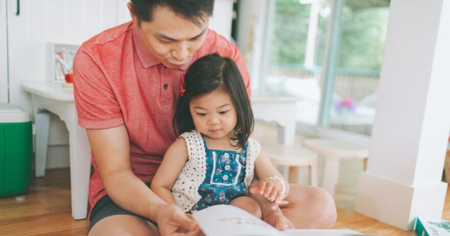 本を読んでいる子どもの様子