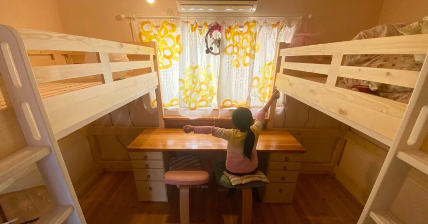 6畳の子供部屋にロフトベッドを2台設置した様子