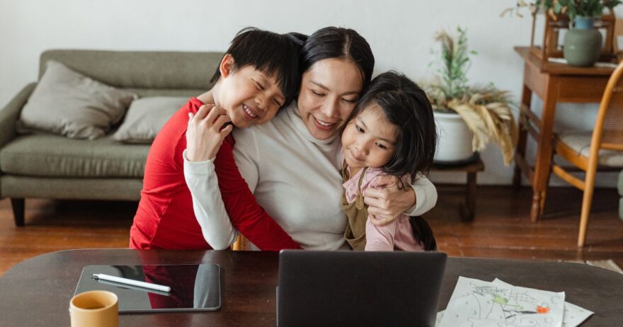 お母さんと仲良く触れ合っている子どもの様子
