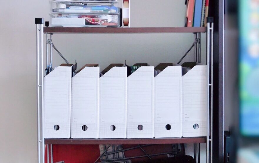 ファイルボックスで整然とまとめられた収納棚。家庭内の書類管理やシンプルライフに役立つファイリング実例。