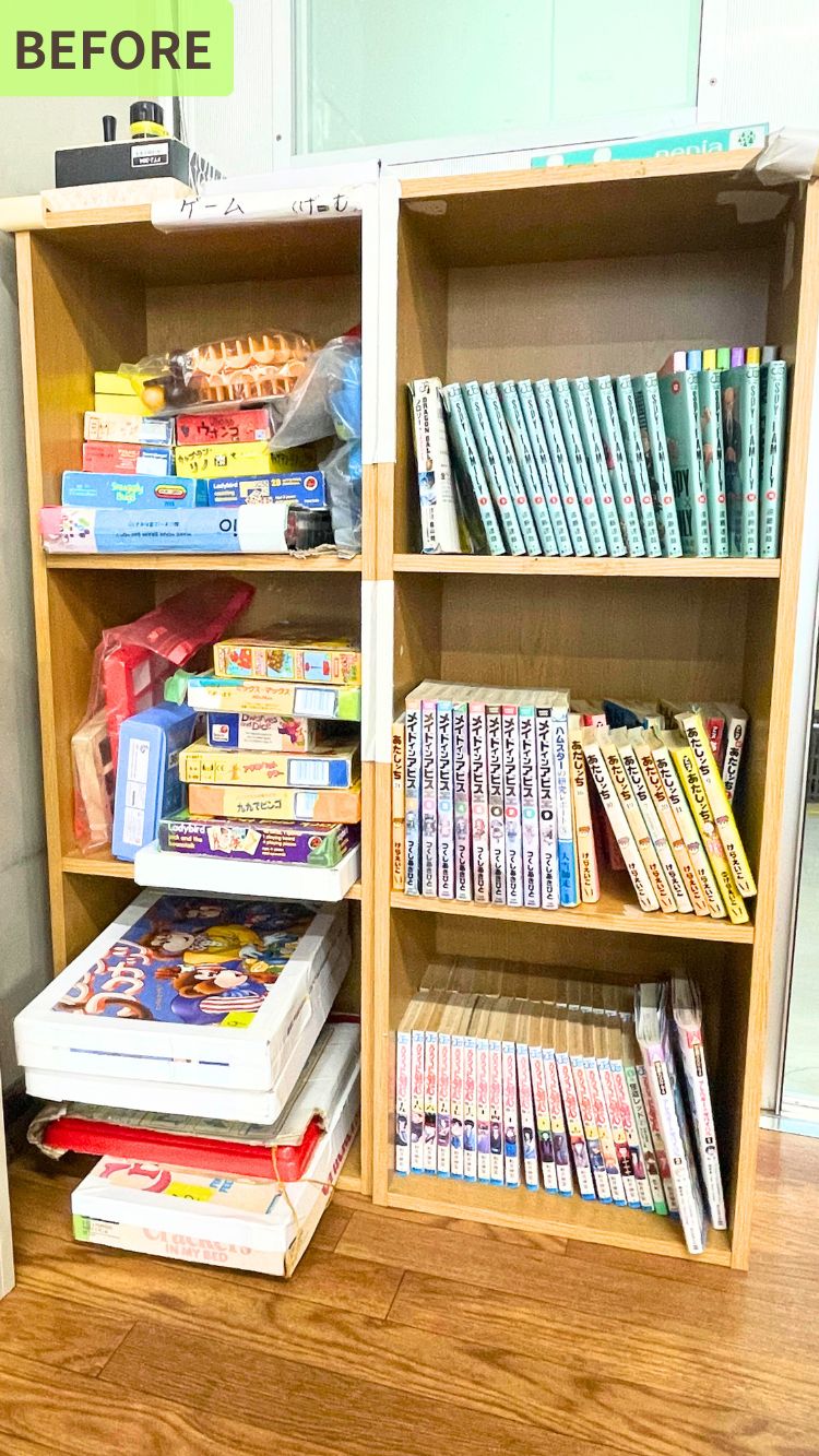 積み重ねられたボードゲーム、権利には漫画が並ぶ2列の本棚。