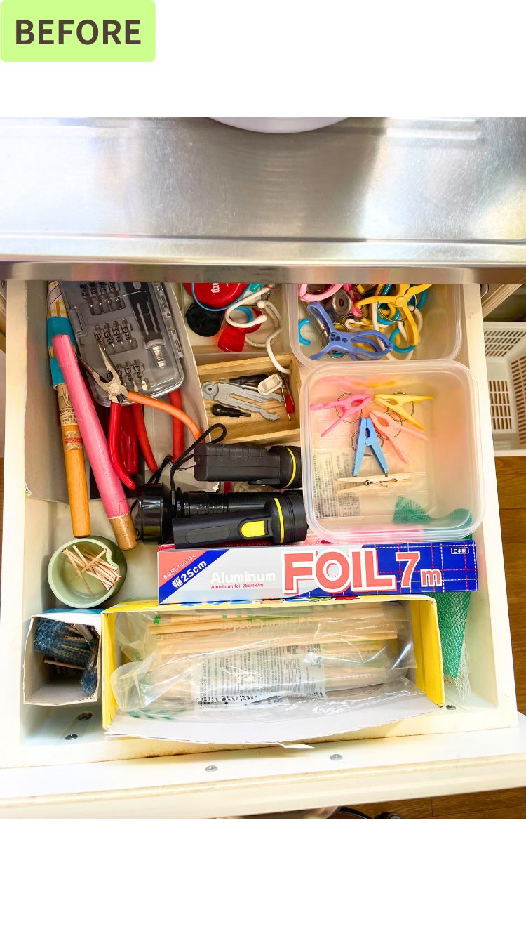 引き出しの中にペンチやハサミ、クリップ、懐中電灯、アルミホイルなどが揃って収納されており、道具と日用品が混在している状態。