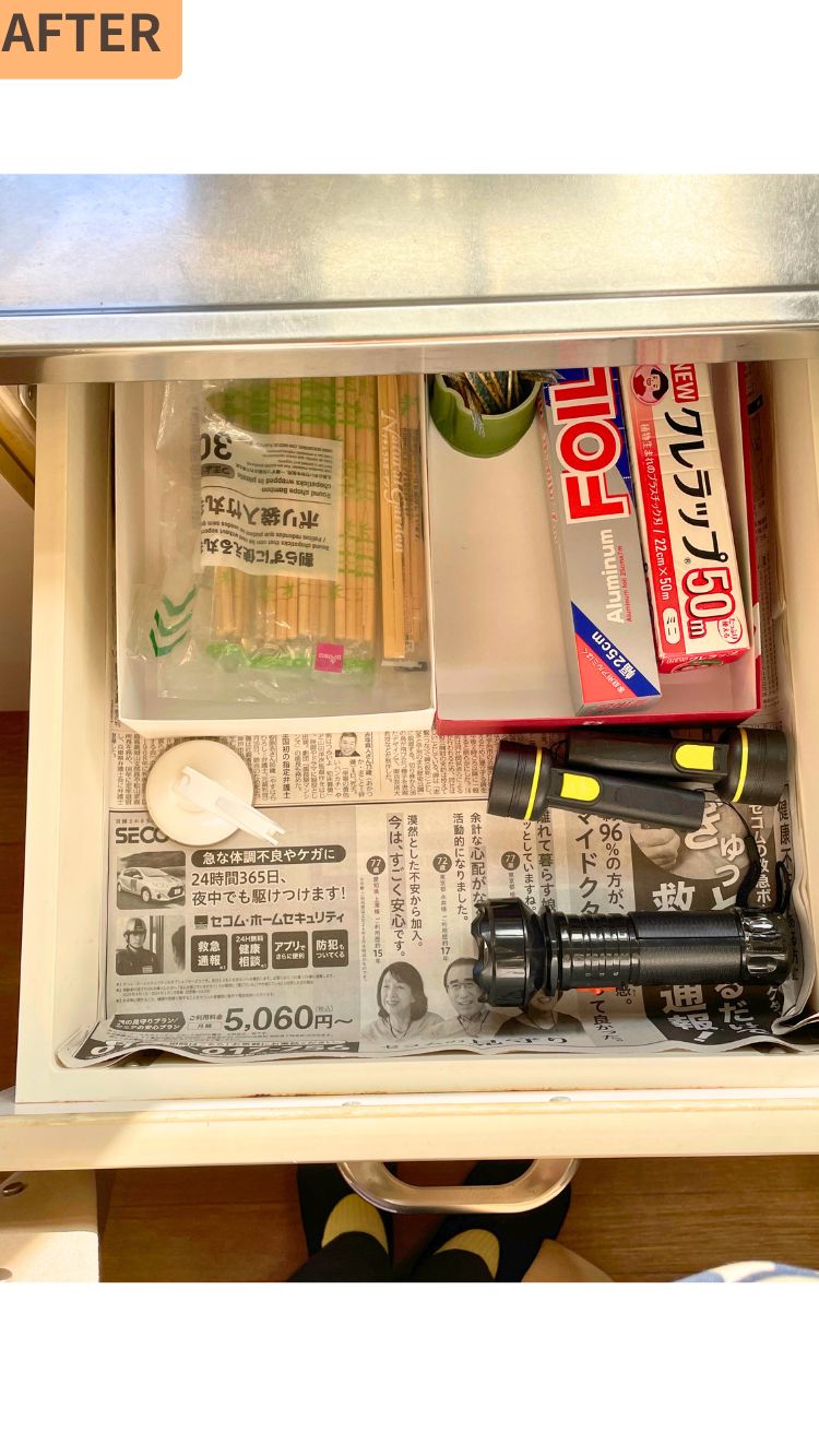 引き出しの中のスペースを箱で区切って、懐中電灯や備品を整理した「After」。同じ用品がひとまとめになっている。