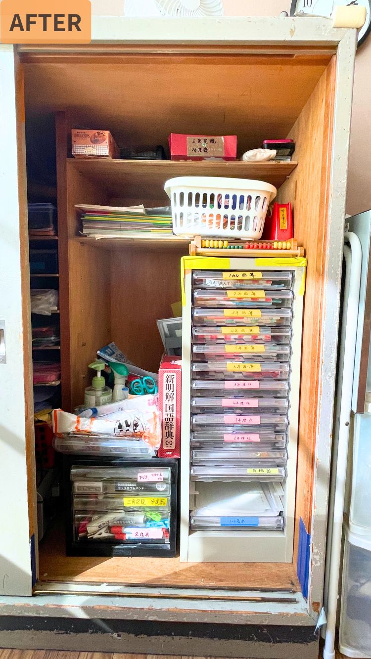 引き出しケースやトレイを使って分類された収納棚の「After」。はさみや文具、書類がすっきり見渡せる。