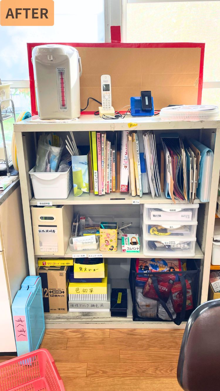文具や書類をジャンルごとにラベリングして整理した棚の「After」。無駄なく取り出しやすく収納されている。