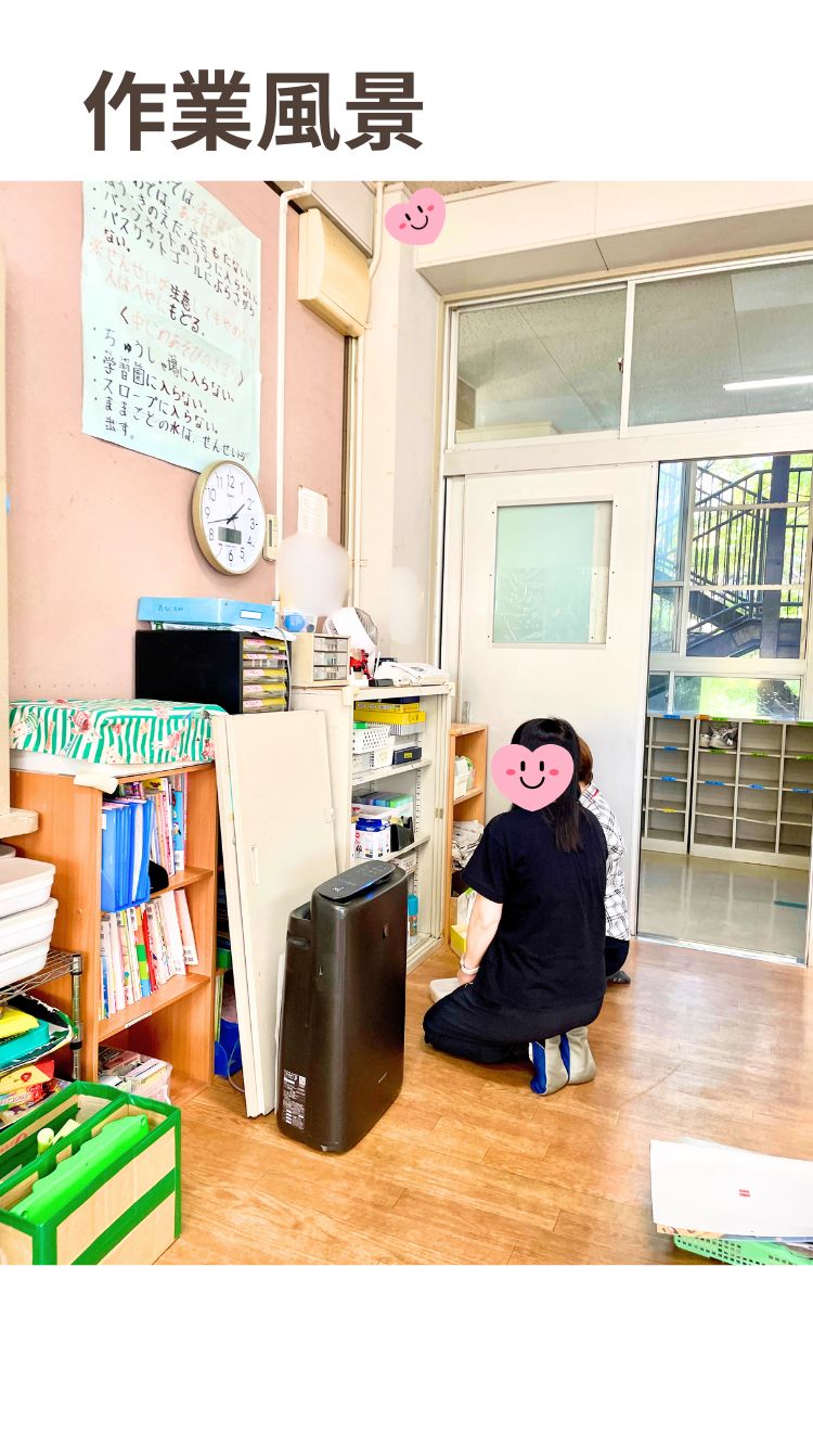 棚の前で作業中のスタッフが、収納スペースを整理している様子。