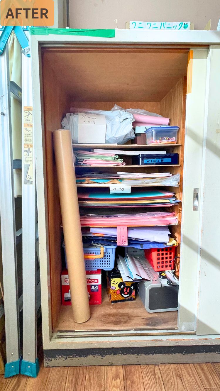 大判の用紙や工作材料を棚に分類して収納した「After」。