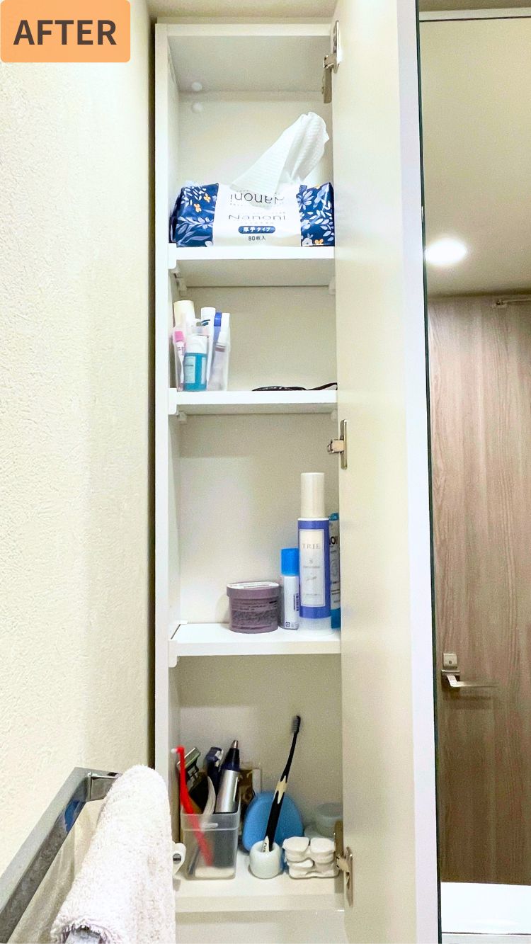 洗面所収納のビフォー写真。棚の中に歯ブラシや日用品が置かれている様子。