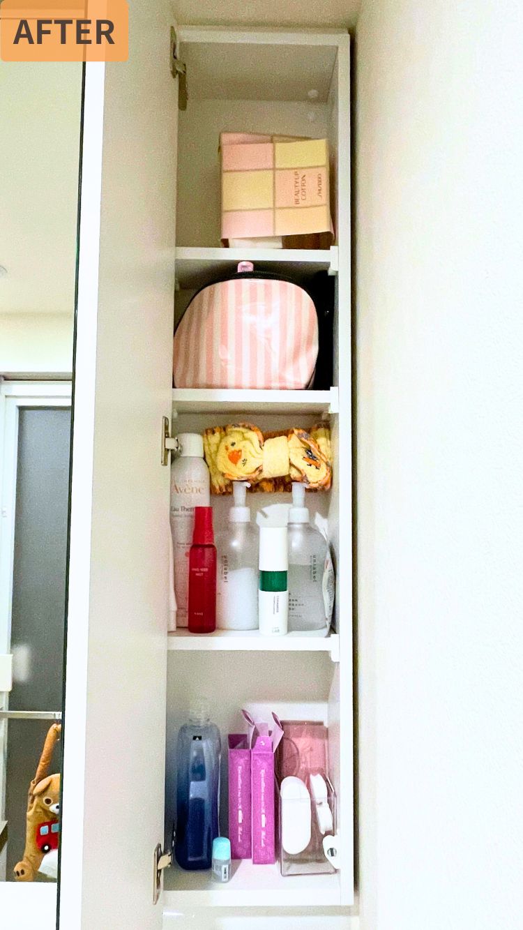 洗面所収納のアフター写真。棚の中に化粧ポーチや日用品が置かれている様子。