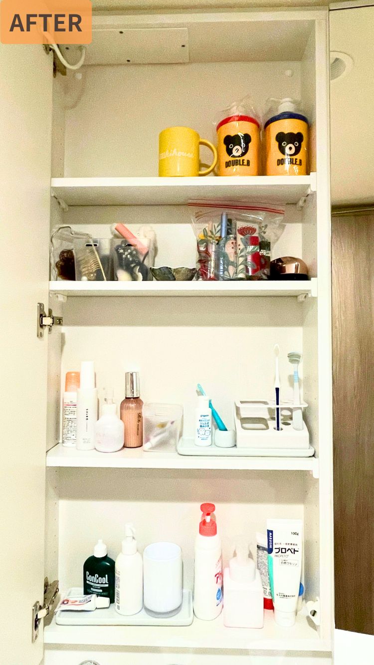 洗面所収納のビフォー写真。棚の中に歯ブラシやコップが置かれている様子。