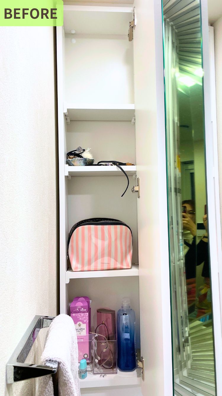 洗面所横の収納棚のビフォー写真。棚の中には、化粧ポーチ、スキンケア用品、日焼け止め、ヘアアクセサリーなどが無造作に置かれています。