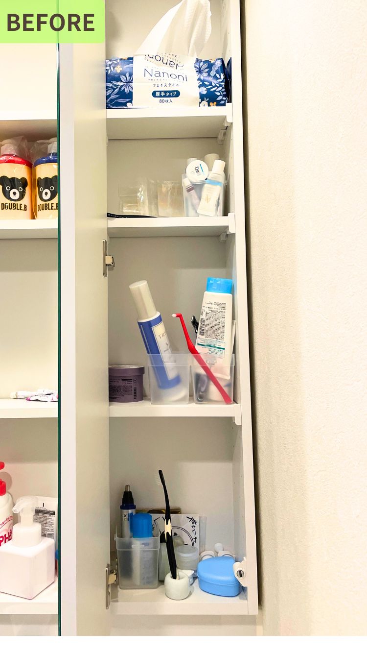洗面所横の収納棚のビフォー写真。棚の中には、歯ブラシ、シェービングケア用品、ティッシュなどが無造作に置かれています。