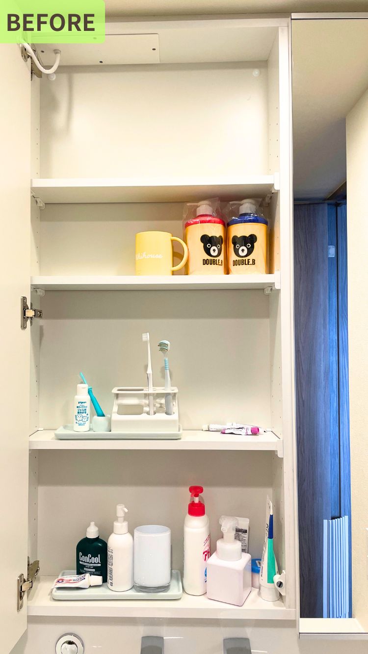 洗面所横の収納棚のビフォー写真。棚の中には、家族の歯ブラシ、手洗い用品、コップなどが無造作に置かれています。