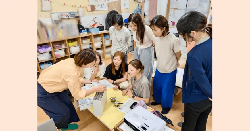 保育士向けセミナーでホームファイリングの現物を使いながら、書類整理の仕組みを体験している様子。