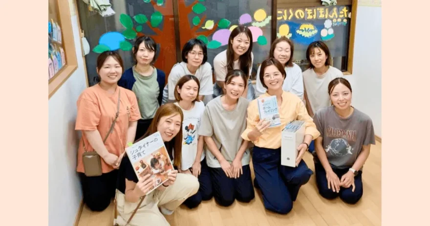 保育園で開催した保育士向けセミナー終了後の集合写真。 整理収納とシュタイナー教育を学んだ参加者と講師の津梅ふみえ。
