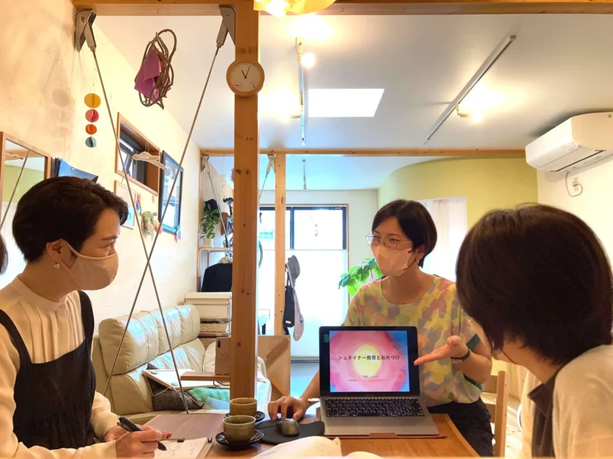 ミニ講座はリクエストから「シュタイナー・書類整理・防災」が選べますと案内している様子