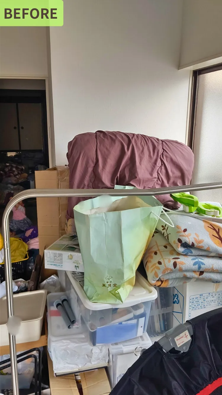 4LDK戸建のオンラインお片付けビフォー:寝具や収納ケースが山積みになり塞がれた部屋スペース