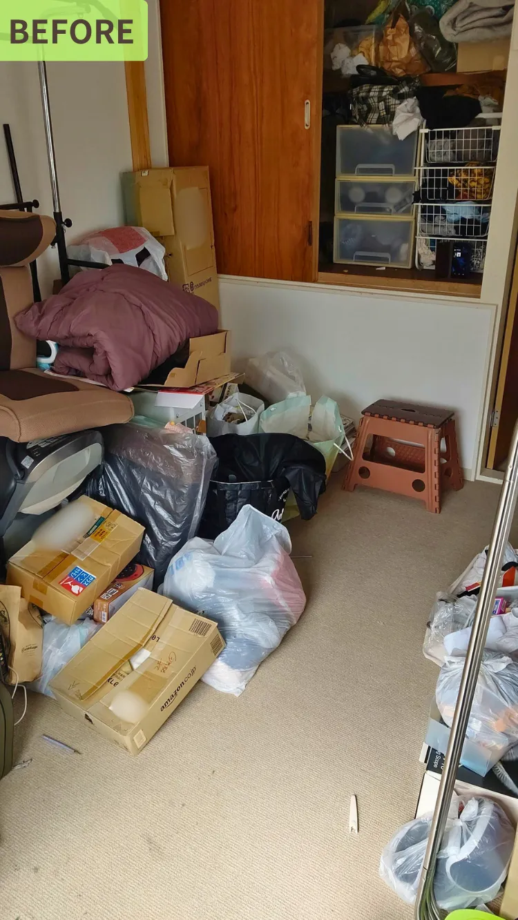 4LDK戸建のオンラインお片付けビフォー:床にダンボールやゴミ袋が散乱している押入れ前のスペース