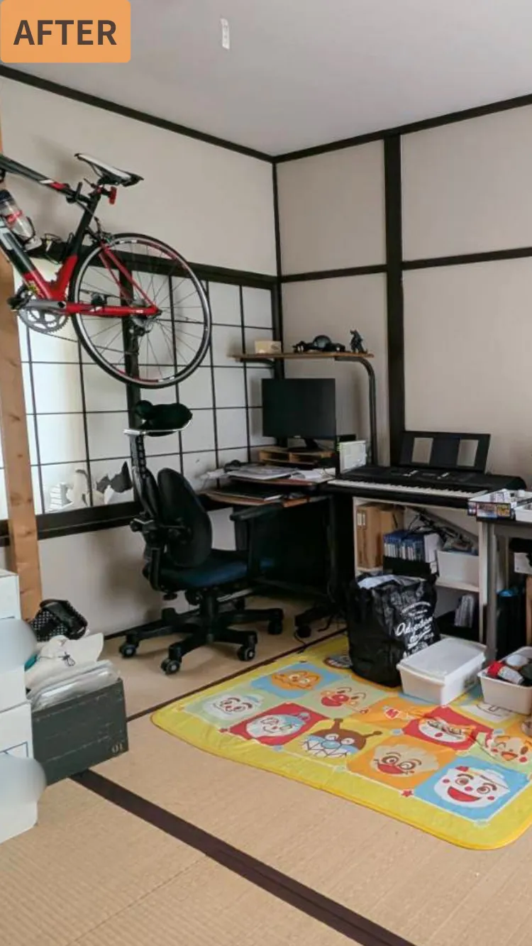 ンラインお片付けサポート後の和室:ロードバイクやPCデスク、電子キーボードを使いやすく配置した快適な作業部屋
