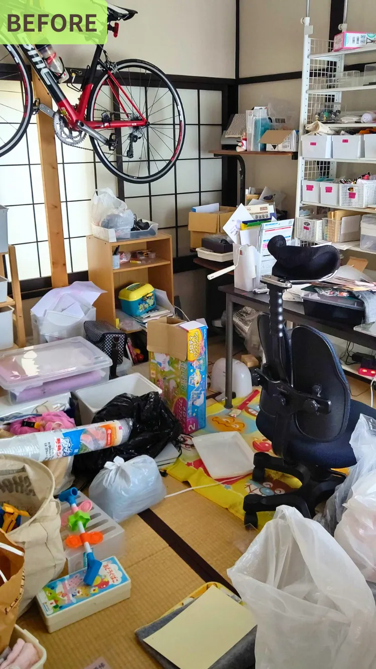 オンラインお片付けサポート前の和室:デスクまわりや床に書類・雑貨が散乱した状態