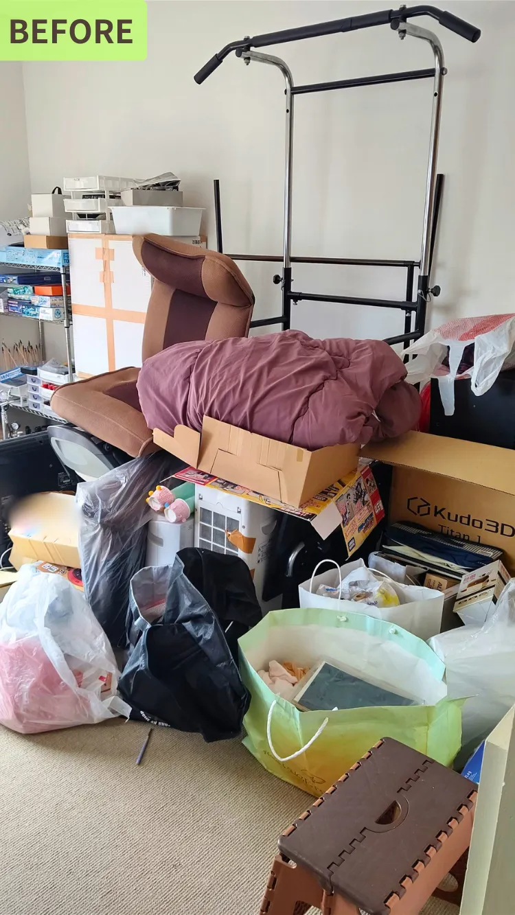 オンラインお片付けサポート前の洋室:ダンボールや荷物が山積みになった物置き状態の部屋
