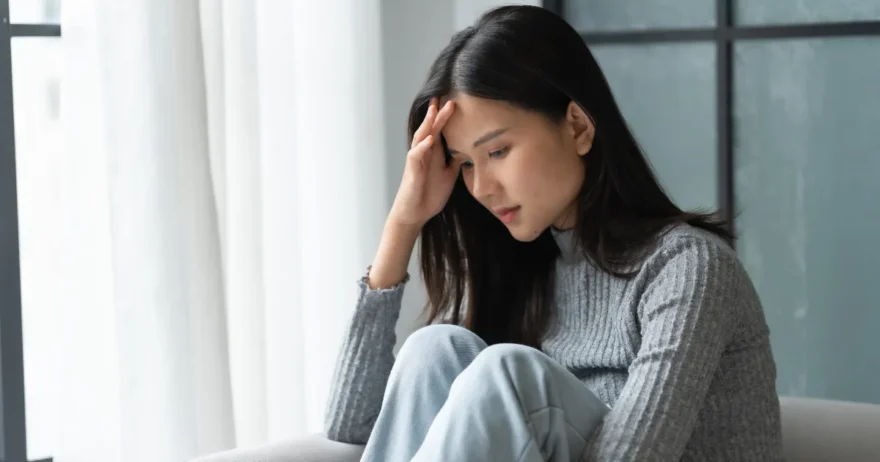 困っている、悩んでいる女性